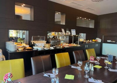 bestuecktes-buffet-mit-tischen-in-vordergrund