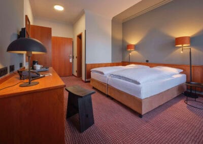 doppelbett-holztisch-hocker