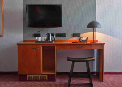 holzschreibtisch-fernseher-hocker-tischleuchte-wasserkocher