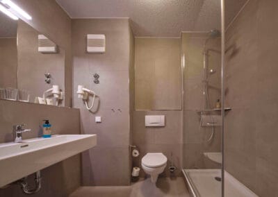hell-gefliestes-badezimmer-mit-dusche