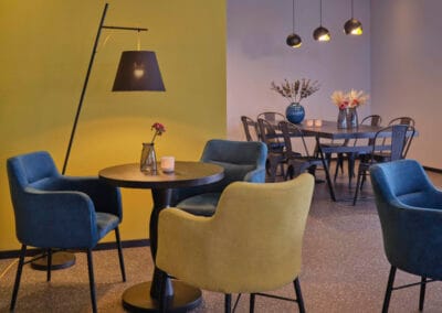 lobby-tisch-mit-drei-stuehlen-essecke