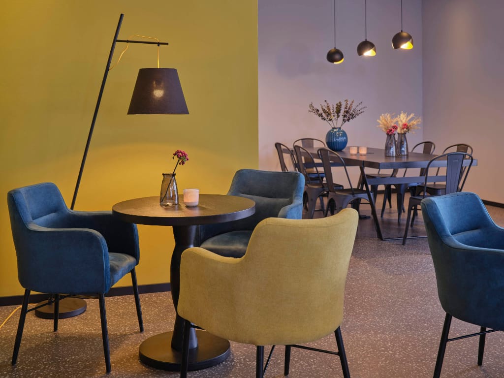 lobby-tisch-mit-drei-stuehlen-essecke
