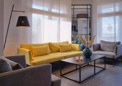 lobba-gelbes-sofa-graue-sessel-gruene-vase
