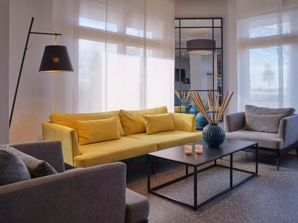 lobba-gelbes-sofa-graue-sessel-gruene-vase