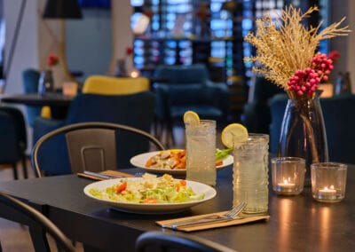 gedeckter-tisch-softdrinks-salatteller