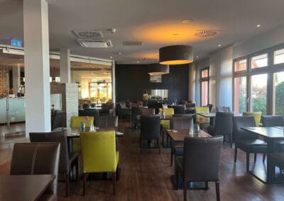 blick-ins-restaurant-gruene-und-braune-stuehle