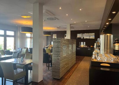 vorderansicht-restaurant-steinwand-als-raumtrenner