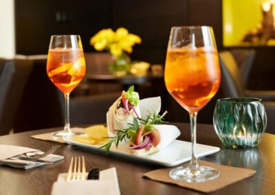 zwei-aperol-spritz-mit-teller-wrap