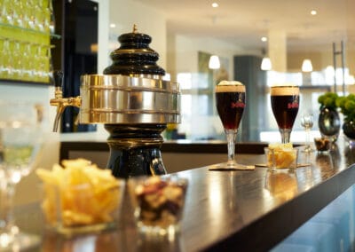 tresen-bierzapfhahn-gefueltte-bierglaeser