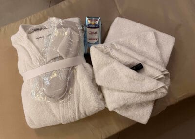 bademantel-slipper-saunatuch-wasser