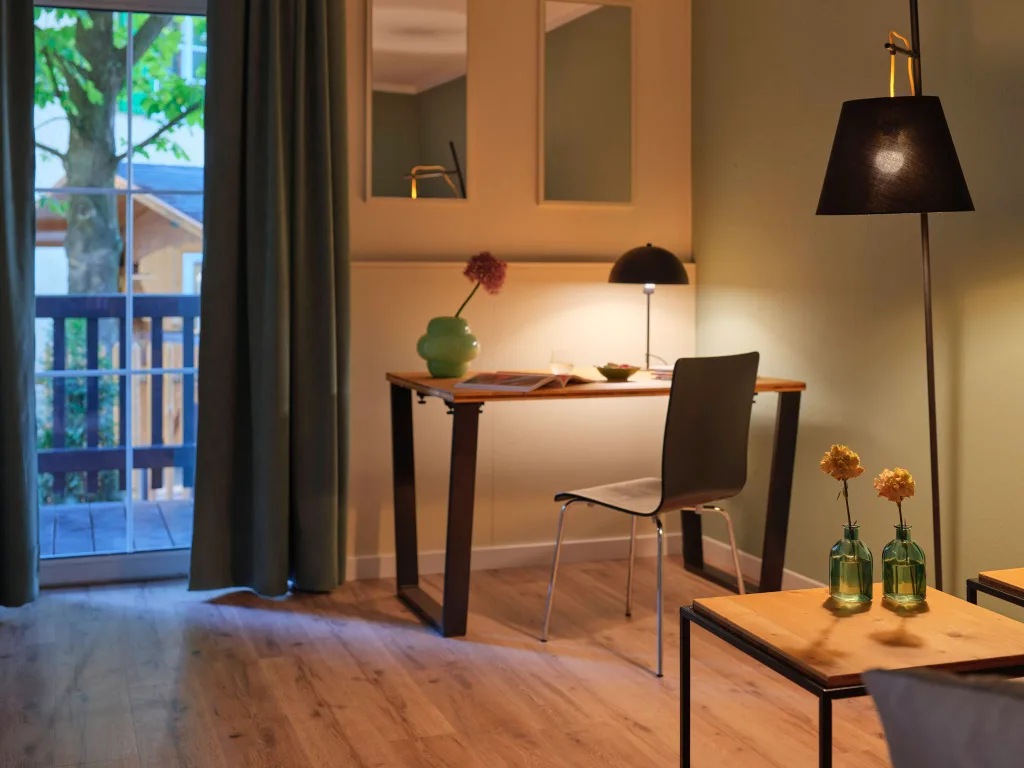 wohnbereich-designertisch-schwarzer-stuhl-bodentiefe-fenster