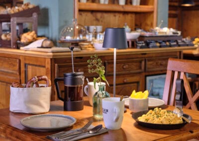 gedeckter-fruehstueckstisch-mit-ruehrei-bretzeln