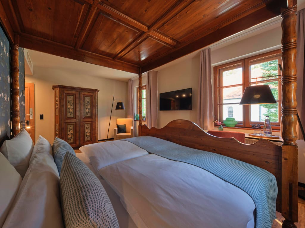 zimmer-doppelbett-himmel-bett-massiv-holz-hellgelbe-tapete