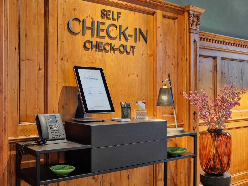 self-check-in-out-bereich-mit-terminal-und-telefon