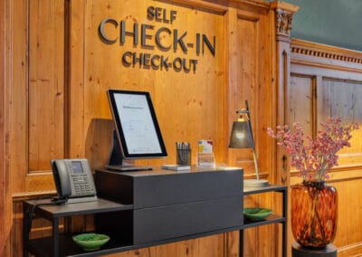 self-check-in-out-bereich-mit-terminal-und-telefon