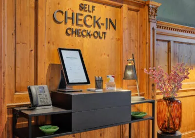 self-check-in-out-bereich-mit-terminal-und-telefon