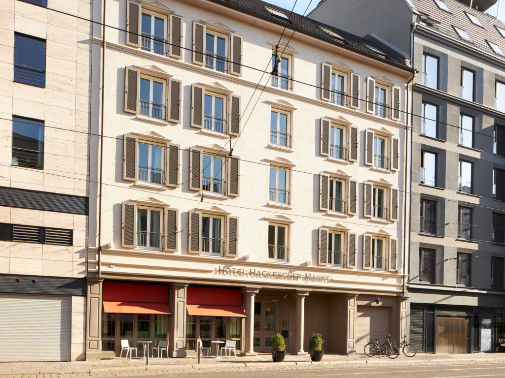 hotel-hackescher-markt-berlin-aussenansicht-3 classik-hotel-hackescher-markt-aussenansicht-bei-tag-helles-gebaeude-mit-orangenen-markiesen