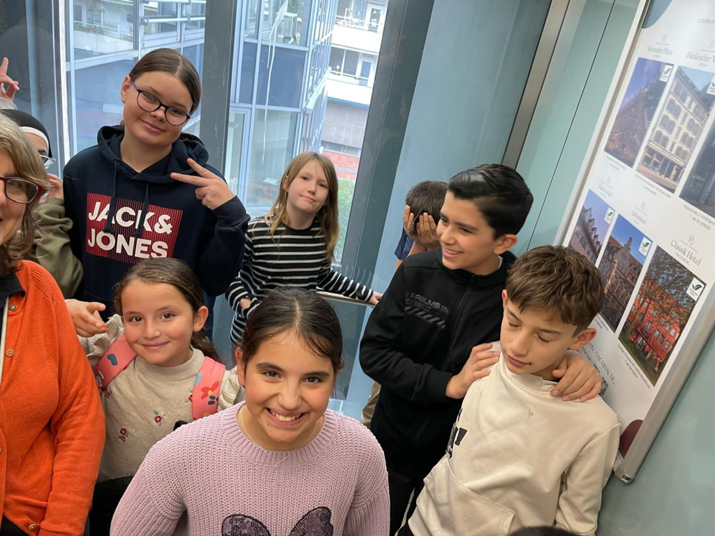 kinder lachen in die kamera