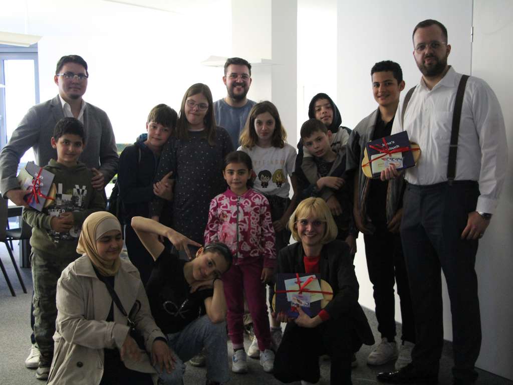 Gruppenfoto mit Erwachsenen und Kindern