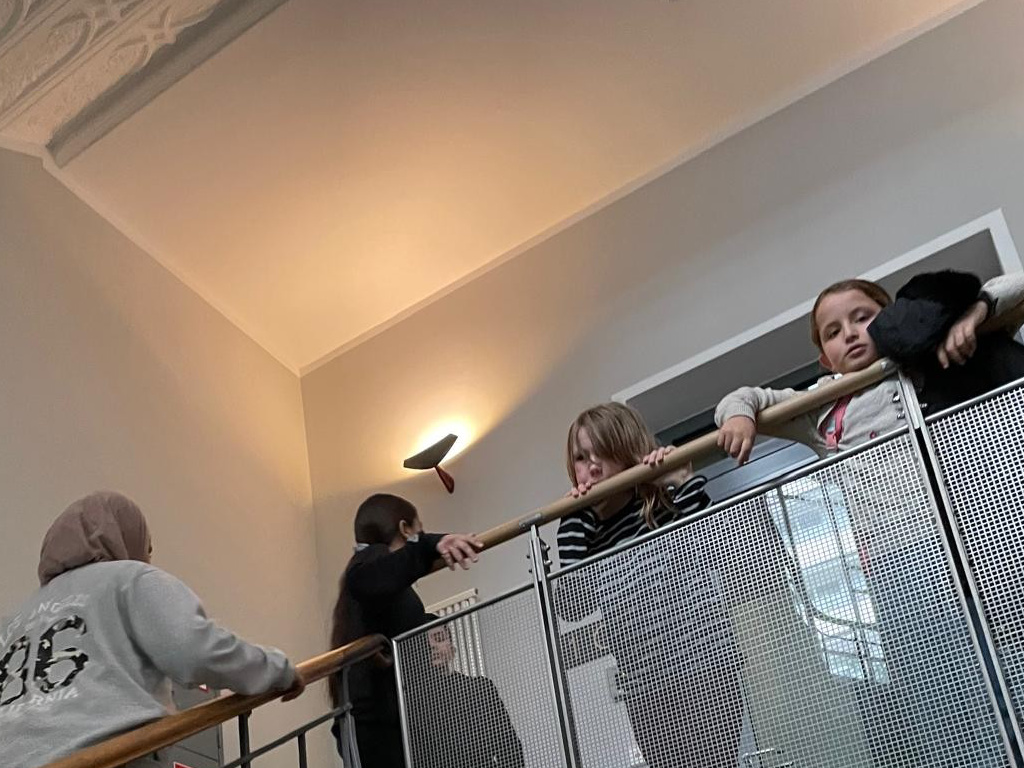 kinder stehen im treppenhaus