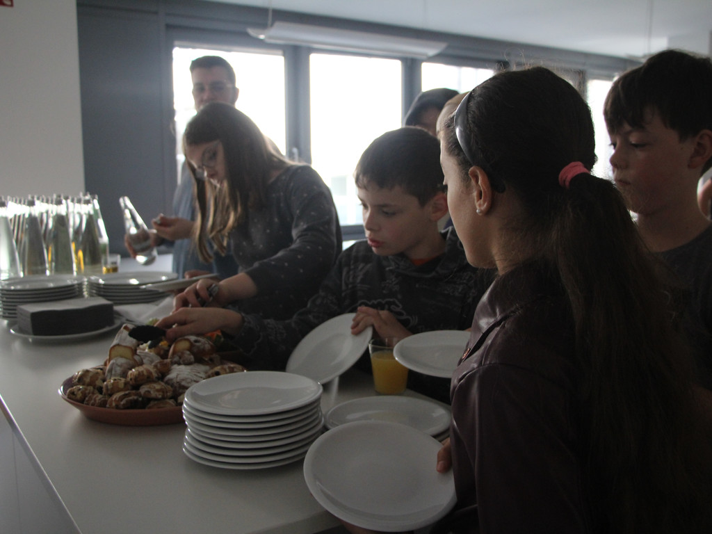 kinder nehmen sich teller vom buffet