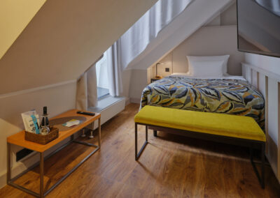 einzelbett-unter-schraege-gelbe-sitzbank