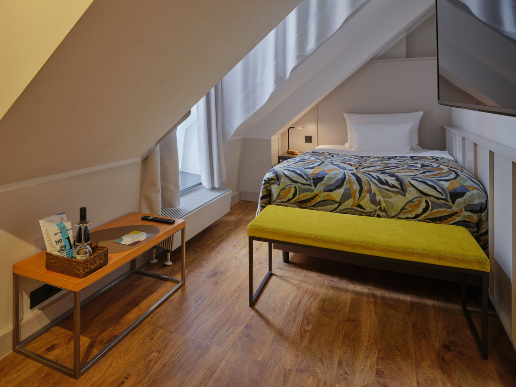 einzelbett-unter-schraege-gelbe-sitzbank