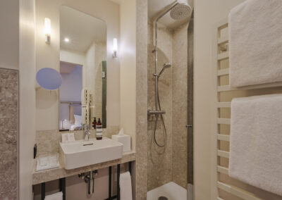 helles-badezimmer-heizbare-handtuchhalter-spiegel-waschbecken