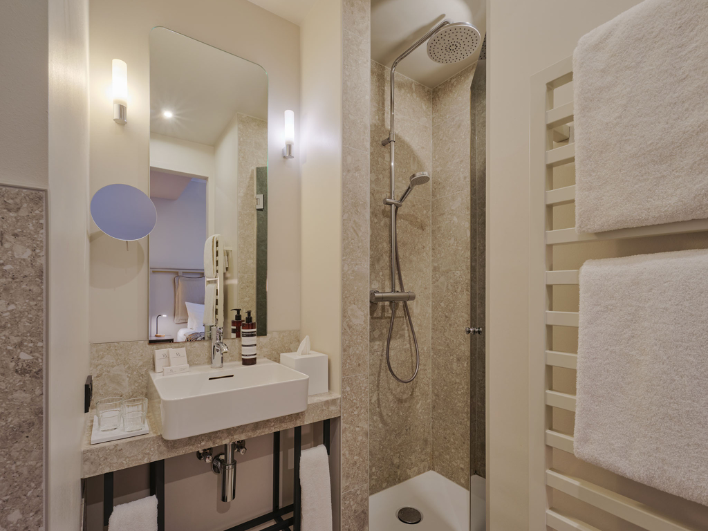 helles-badezimmer-heizbare-handtuchhalter-spiegel-waschbecken