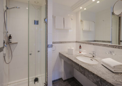 hell-gefliestes-badezimmer-mit-dusche