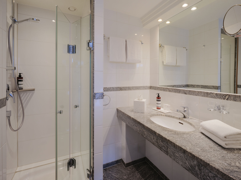 hell-gefliestes-badezimmer-mit-dusche