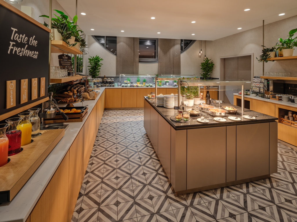 Fruehstucksraum-mittelinsel-aufgebautes-buffet