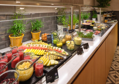 fruehstuecksbuffet-verschiedene-obstsorten-aufstriche-in-glaesnern