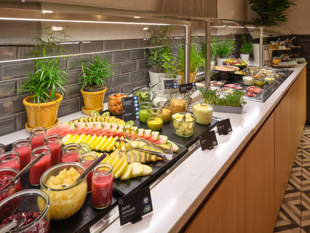 fruehstuecksbuffet-verschiedene-obstsorten-aufstriche-in-glaesnern