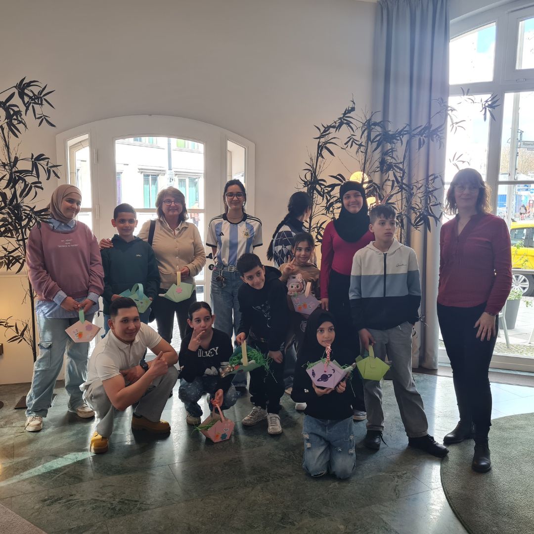 Gruppenfoto mit Kindern der Stiftung Jona