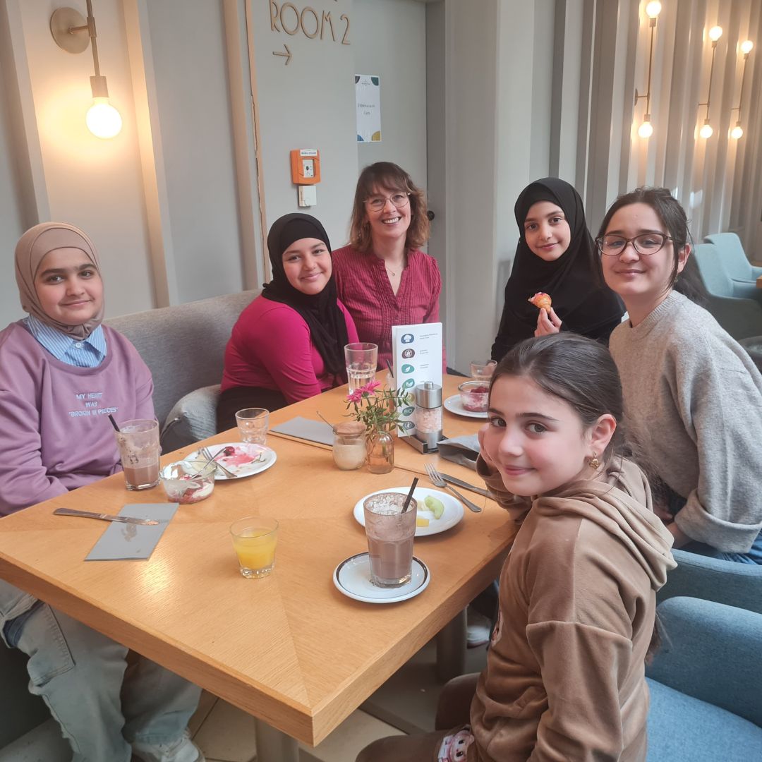 Gruppenfoto mit Kindern der Stiftung Jona