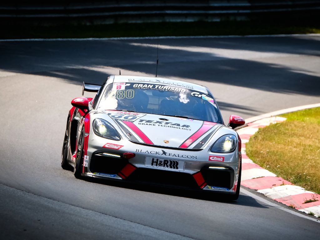 Motorsportwagen auf Rennstrecke