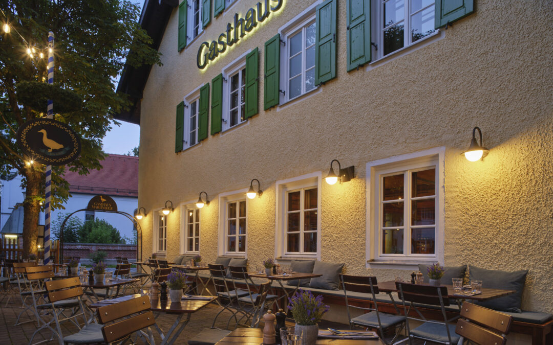 A Bavarian inn with a beer garden in Munich-Riem: tradition meets modern hotel comfort