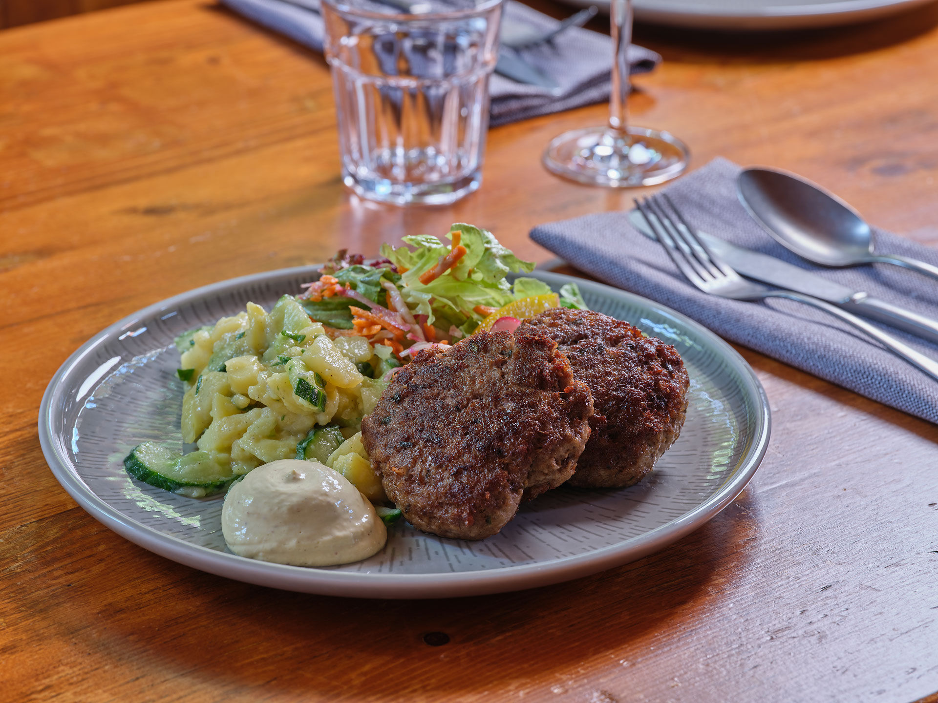 Traditionelles bayerisches Gericht mit regionalen Zutaten