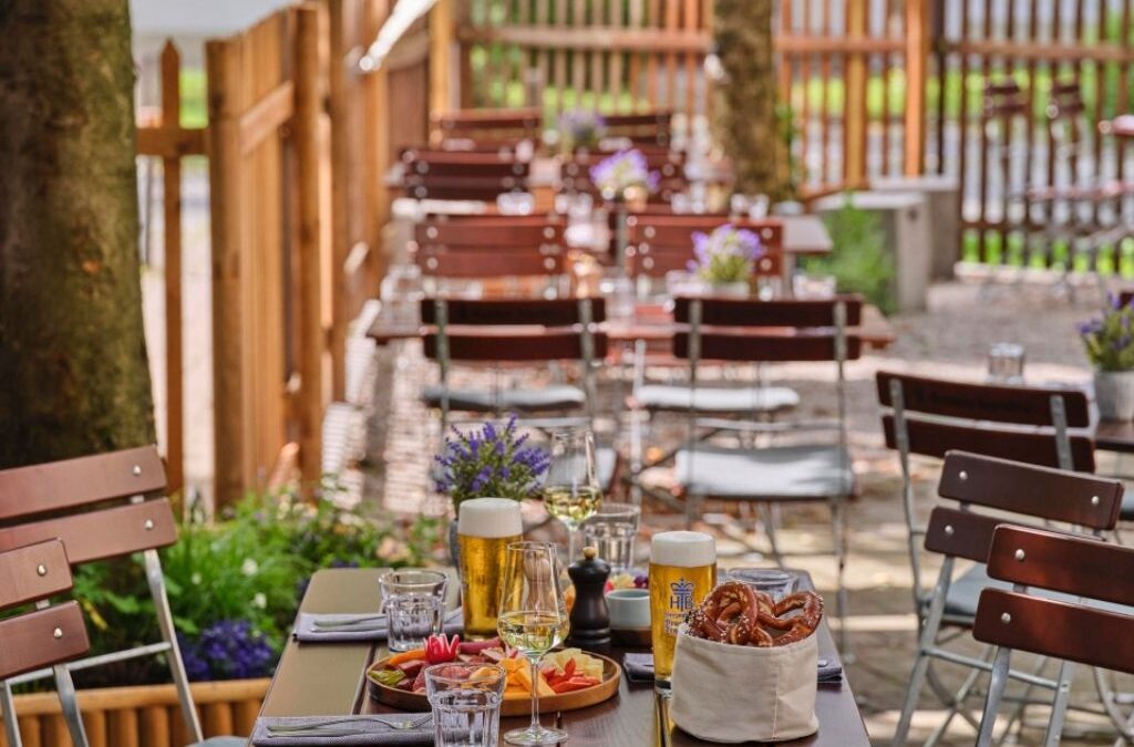 Brotzeit, Biergarten und Business: So klingt ein Messetag in München entspannt aus
