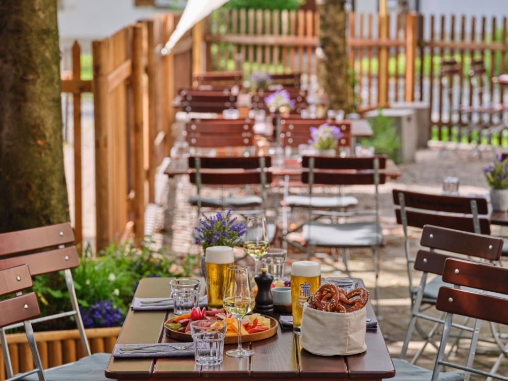 Gedeckter Tisch Biergarten Gasthaus Martinshof