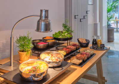 Mittagsbuffet der UNA Tagesbar in Berlin-Mitte mit warmen Speisen, Salatbar, Toppings und Dressings