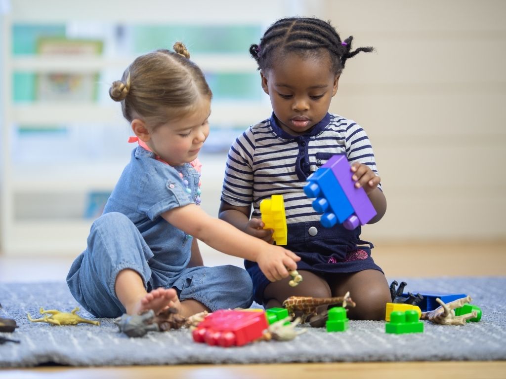 Spielende Kleinkinder