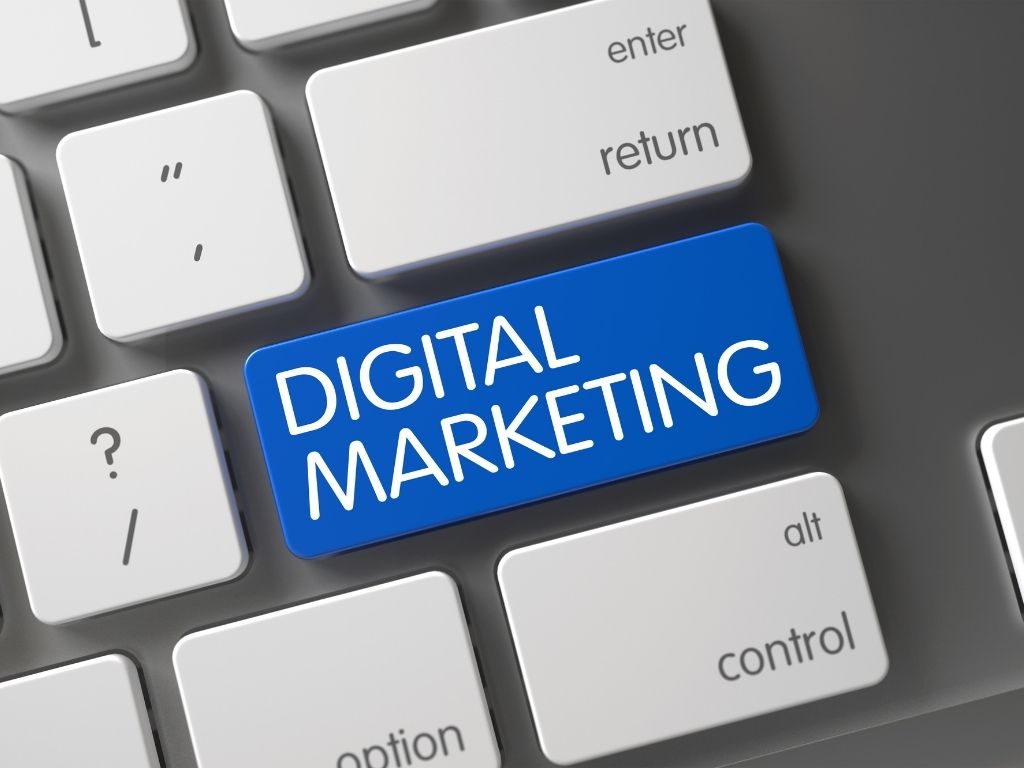 Taste einer Tastatur mit Aufdruck Digital Marketing