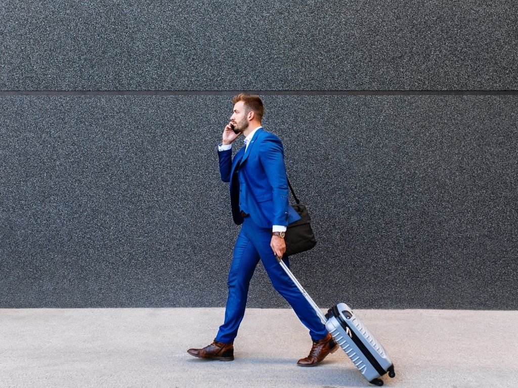 Business Mann mit Koffer