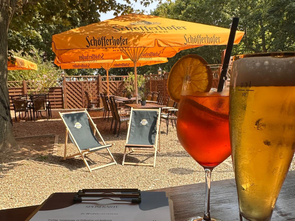 Biergarten mit Sonnenstühlen und Sonnenschirm, Classik Hotel Magdeburg