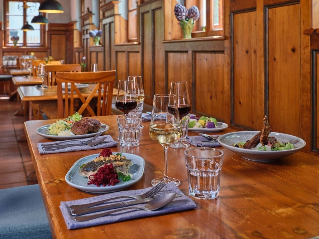 005_MMA_Brotzeit_Gasthaus_Martinshof Gedeckter Tisch im Gasthaus Martinshof