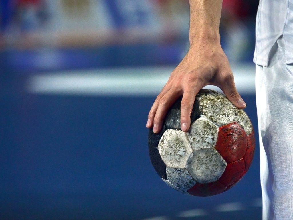 Arm eines Handballspielers der einen ball hält